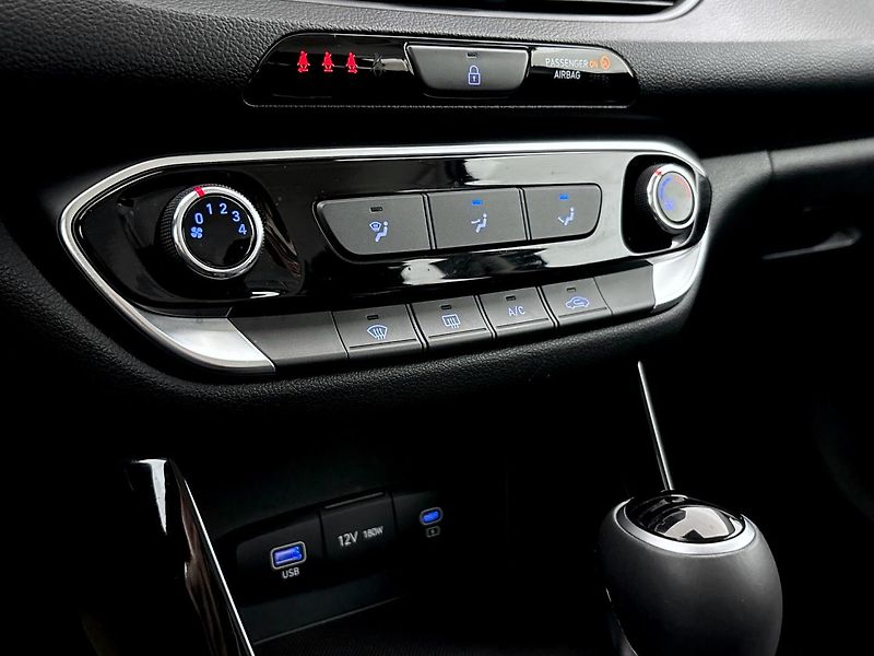 Hyundai i30 Kombi 1,5 T-GDI MHEV - fotka 19 z 26