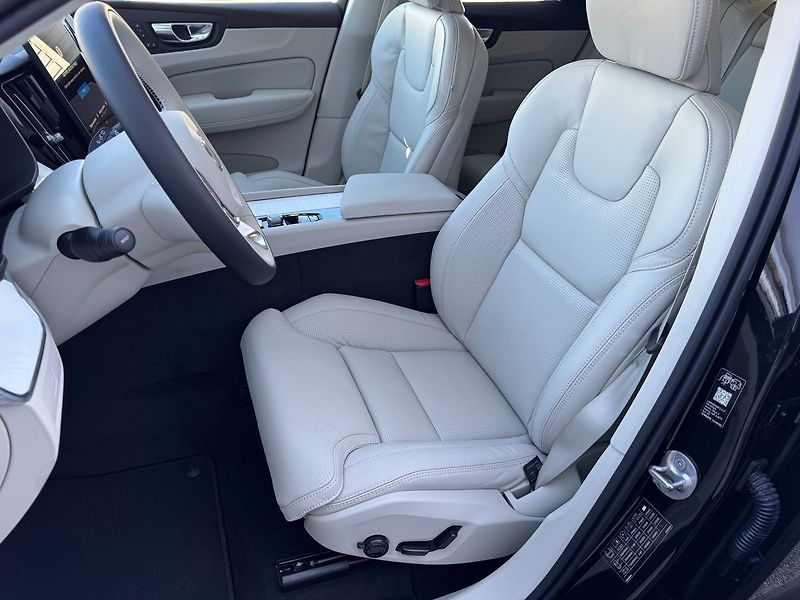Volvo XC60 (2026) PLUS B5, 360°, Harman, Matrix - fotka 10 z 21