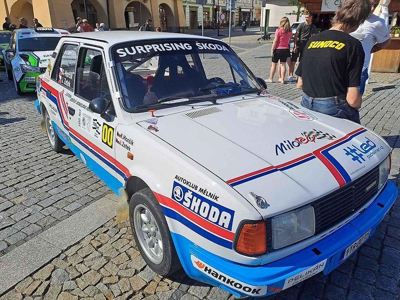 Přehlídku závodních aut a motocyklů pořádal Autoklub Mělník.