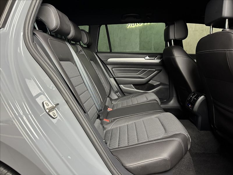 Volkswagen Passat 2,0 TDi  DSG R-Line LED Assist - fotka 14 z 44