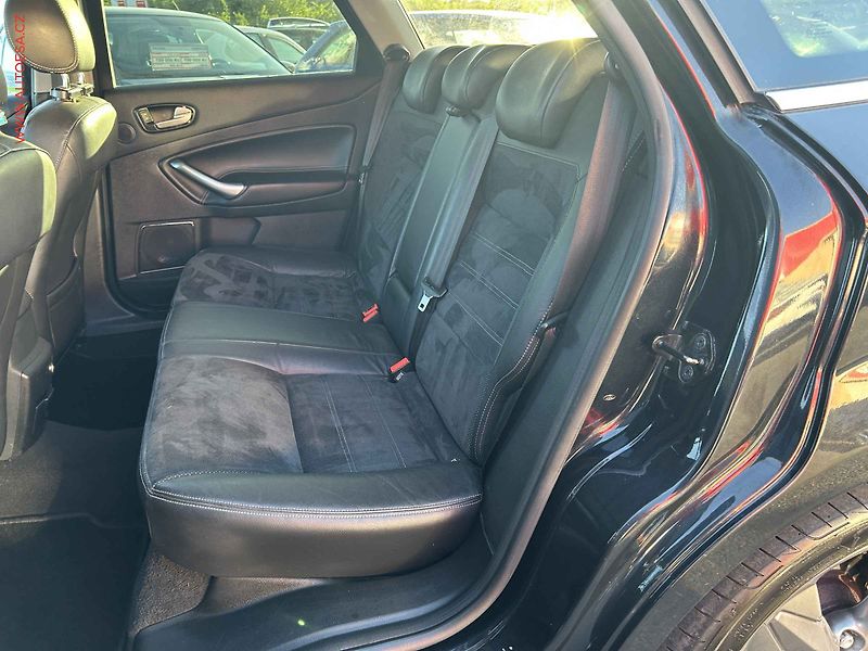 Ford Mondeo (2010) 2.2 TDCi, Titanium, xenon - fotka 10 z 16