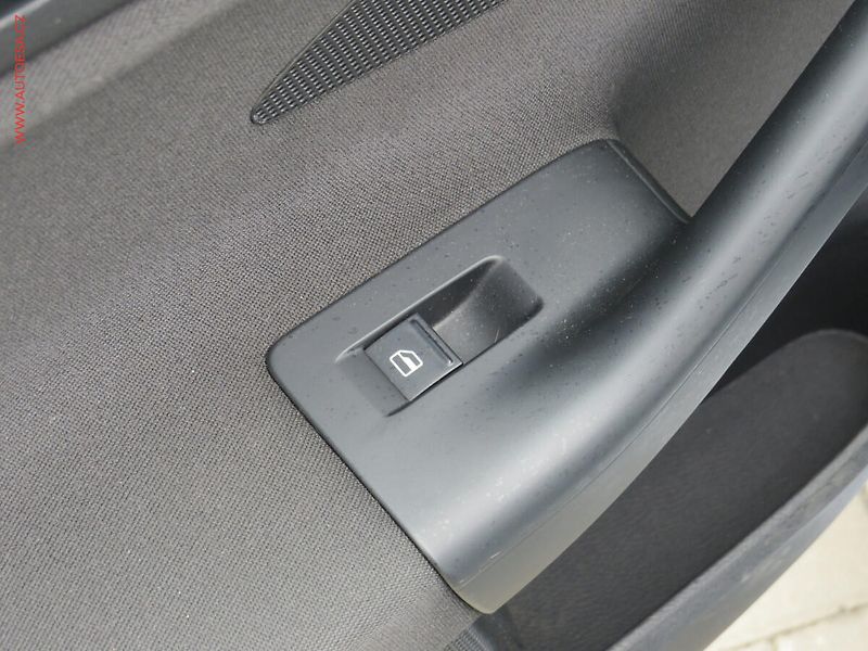 Volkswagen Golf (2011) 1.6 TDi, Panor, výhřev sed - fotka 13 z 19