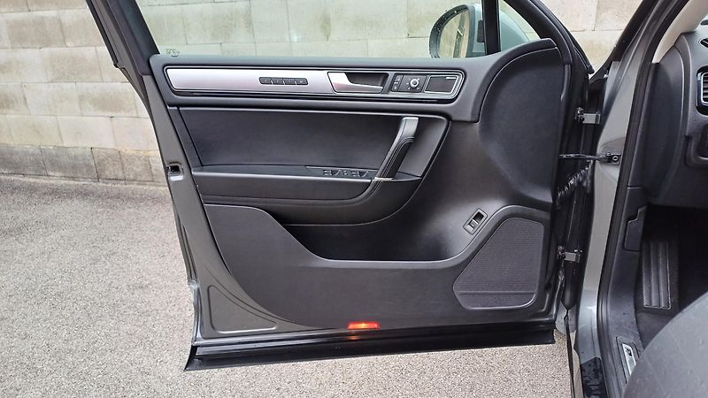 Volkswagen Touareg 3.0 TDI 193kW R-LINE-WEBASTO- - fotka 18 z 50