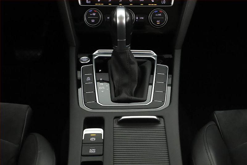 Volkswagen Passat (2019) 1.5 TSI, Automat, Kůže, Navi - fotka 13 z 19