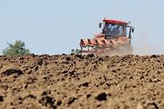 Nový traktor Řady 6 představila společnost Zetor Tractors na poli u Vážan nad Litavou. Začala jeho sériová výroba.