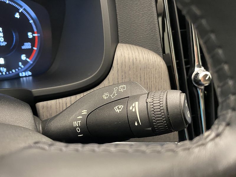Volvo V90 CC B4 AWD MOMENTUM REZERVACE - fotka 23 z 53