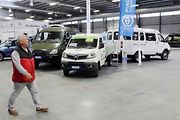 V pátek začal na lyském výstavišti víkend provoněný benzinem.