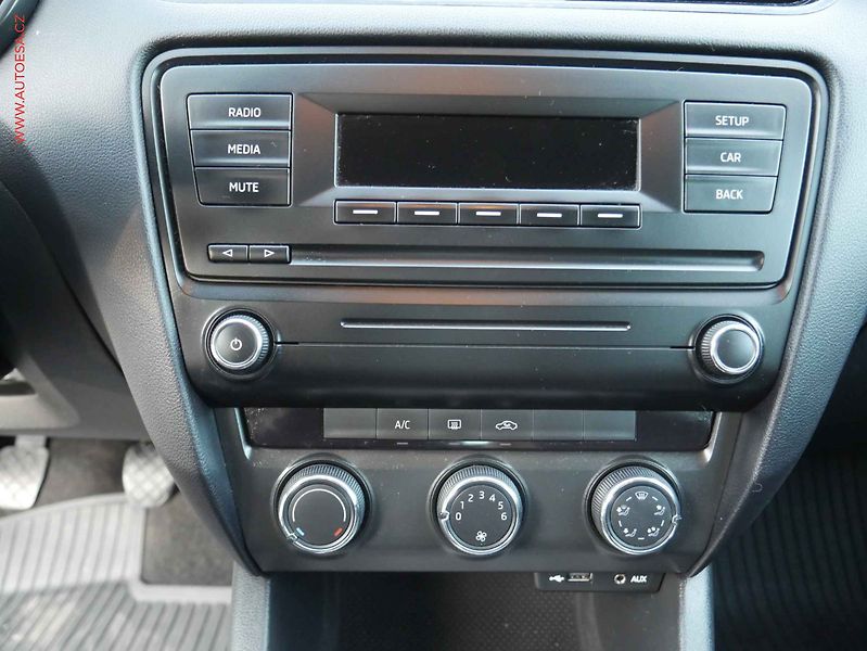 Škoda Octavia (2014) 1.6 TDi, AC - fotka 11 z 16