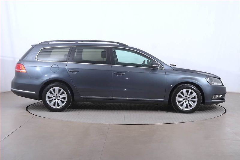 Volkswagen Passat (2012) 2.0 TDI, Automat - fotka 6 z 18
