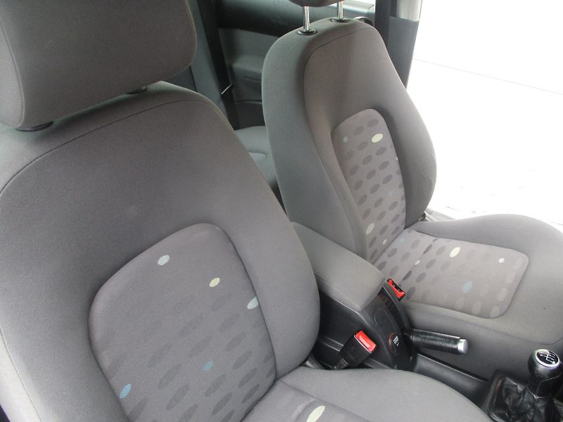 Volkswagen New Beetle 1.6i KLIMA NEHAVAROVANÉ - fotka 15 z 30