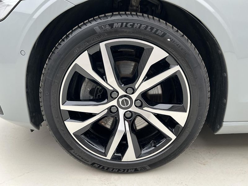 Volvo V60 B4 PLUS DARK AUT 1.maj. - fotka 14 z 47
