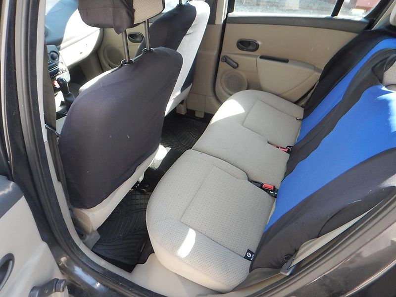 Renault Clio 1.4i, 72 kW, KLIMA - fotka 10 z 21