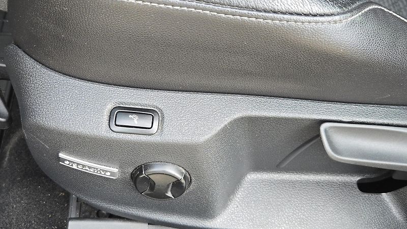 Volkswagen Golf 1.6TDI  DSG COMFORT 77KW - fotka 31 z 44