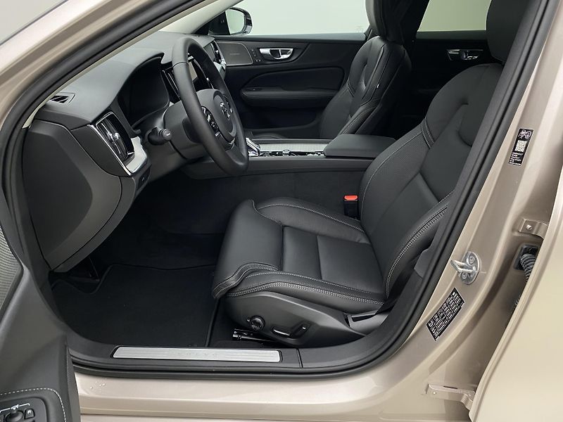 Volvo V60 (2026) B4 AUT DARK PLUS - fotka 3 z 66