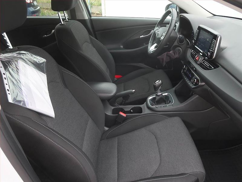 Hyundai i30 (2021) Family 1.5 DPI, Serv.kniha - fotka 9 z 16