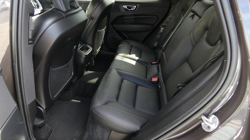 Volvo XC60 B4 AWD Plus Bright Auto - fotka 19 z 23