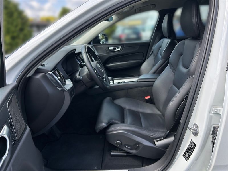 Volvo XC60 2,0 B4 D Plus Dark AWD AT - fotka 7 z 11