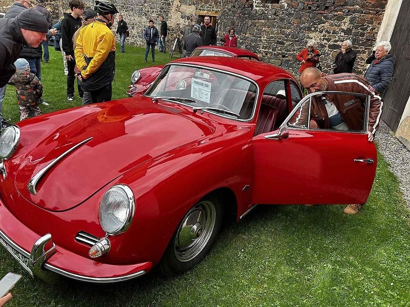 Sraz vozů Porsche ve Švihově na hradě.
