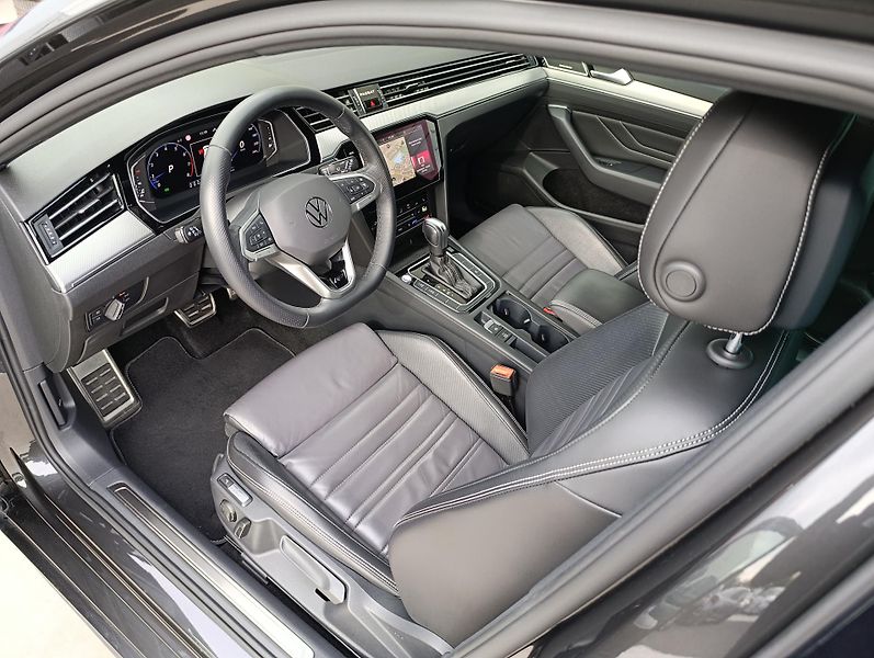 Volkswagen Passat 2.0TSI 206kW RLINE ČR 1.MAJ - fotka 10 z 39