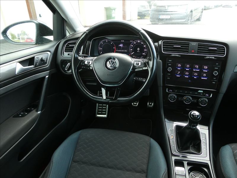 Volkswagen Golf 1,6 TDi 85kW IQ.Drive,1.maj,TZ - fotka 27 z 47