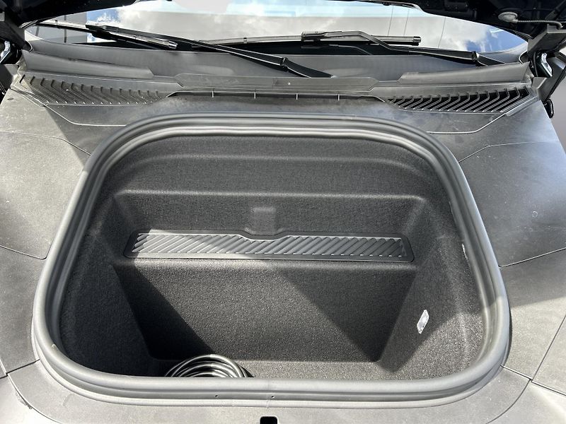 Porsche Cayenne Electric - fotka 28 z 30