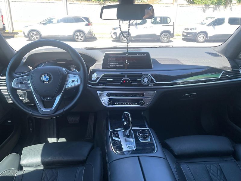 BMW Řada 7 (2022) 740d xDrive - fotka 2 z 14