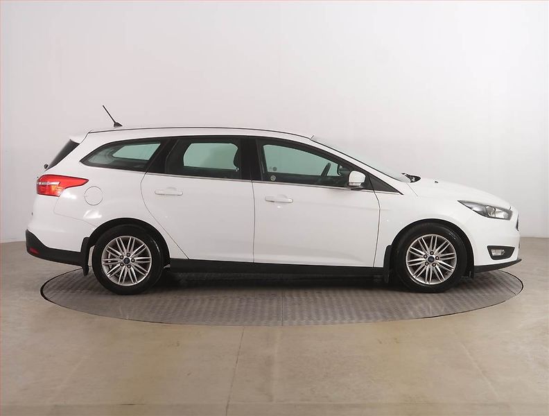 Ford Focus (2018) 1.0 EcoBoost, Tempomat - fotka 6 z 17