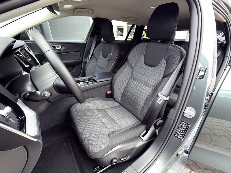 Volvo V60 B4 FWD CORE // 1.maj - fotka 13 z 35