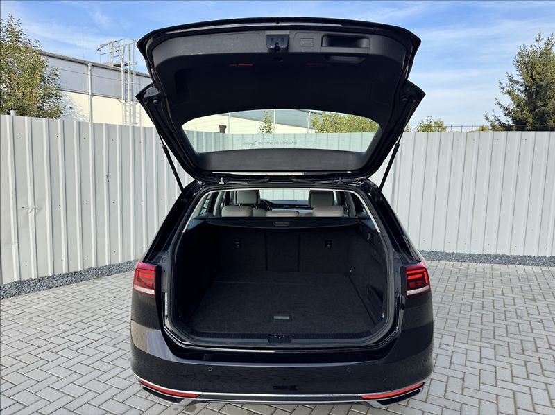 Volkswagen Passat 2,0 TDI DSG ELEGANCE 1.maj. ČR - fotka 12 z 50