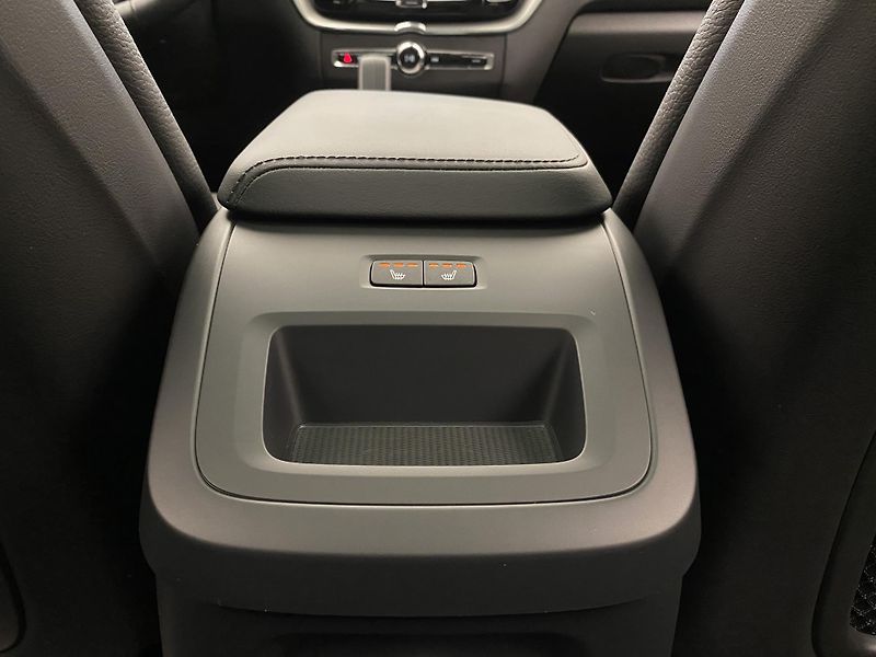 Volvo XC60 T6 AWD PLUG-IN PLUS DARK - fotka 29 z 54