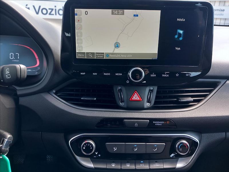 Hyundai i30 1,5 l COMFORT 16 - fotka 10 z 20