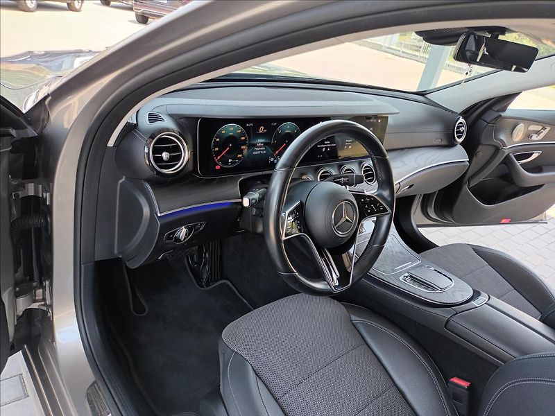 Mercedes-Benz Třídy E 2,0 220d,AMG,4MATIC,PANO,9G - fotka 14 z 33