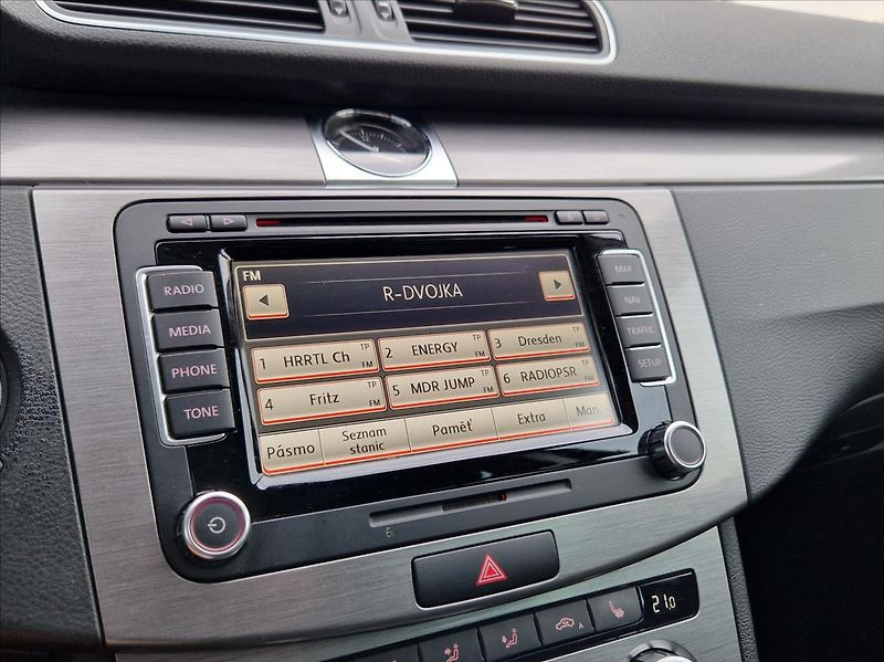 Volkswagen Passat 2,0 TDi 103kW KAMERA NAVI +ZIM - fotka 29 z 34