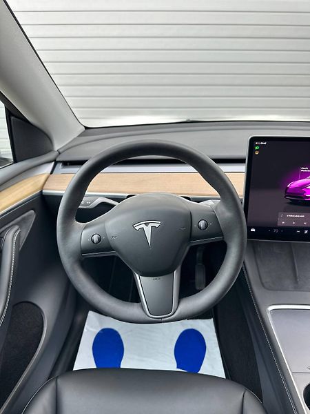 Tesla Model Y (2023) LONG RANGE DUAL MOTOR AWD 2023 - fotka 13 z 28