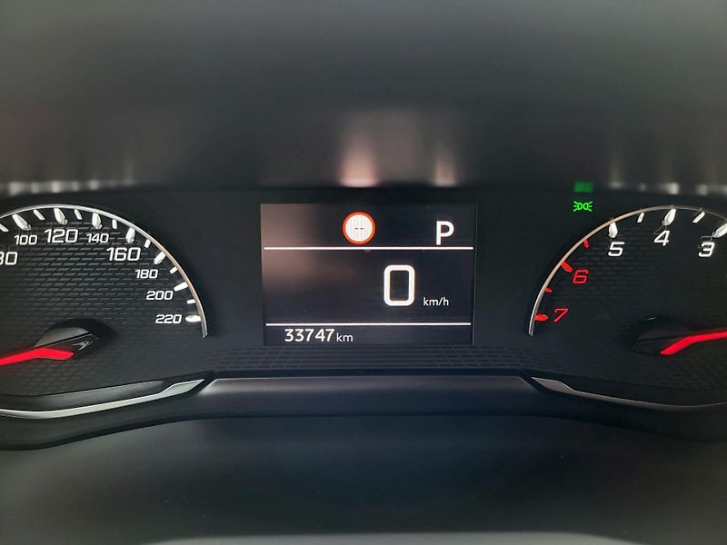Peugeot 2008 ALLURE 1.2 PureTech 130k EAT8 - fotka 11 z 45