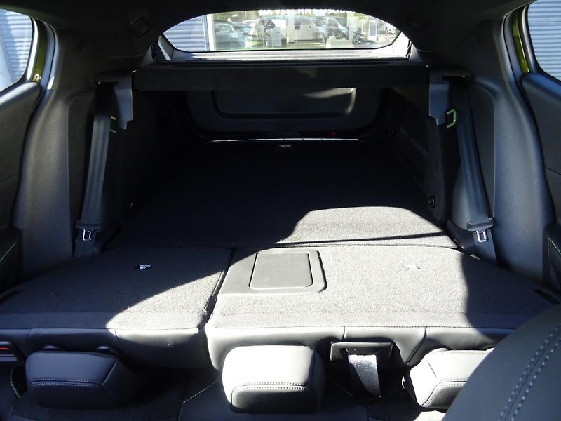 Peugeot 408 (2026) GT Plug-in HYBRID 240 e-DCS7 - fotka 16 z 55