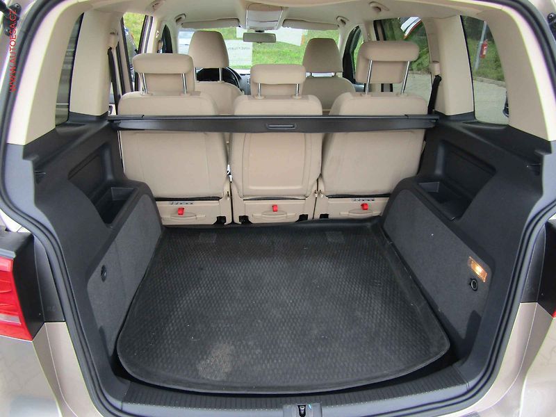 Volkswagen Touran (2012) 2.0TDi, DSG - fotka 7 z 20