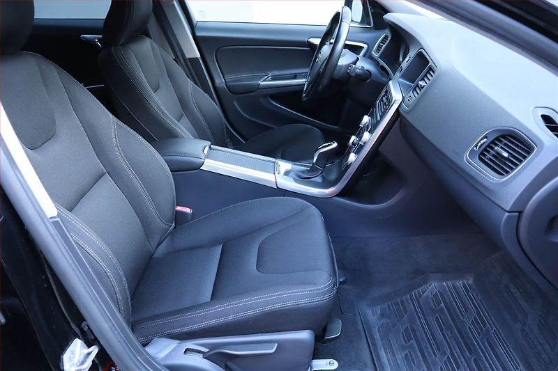 Volvo V60 (2015) D4 2.0, Automat, Serv.kniha - fotka 9 z 23