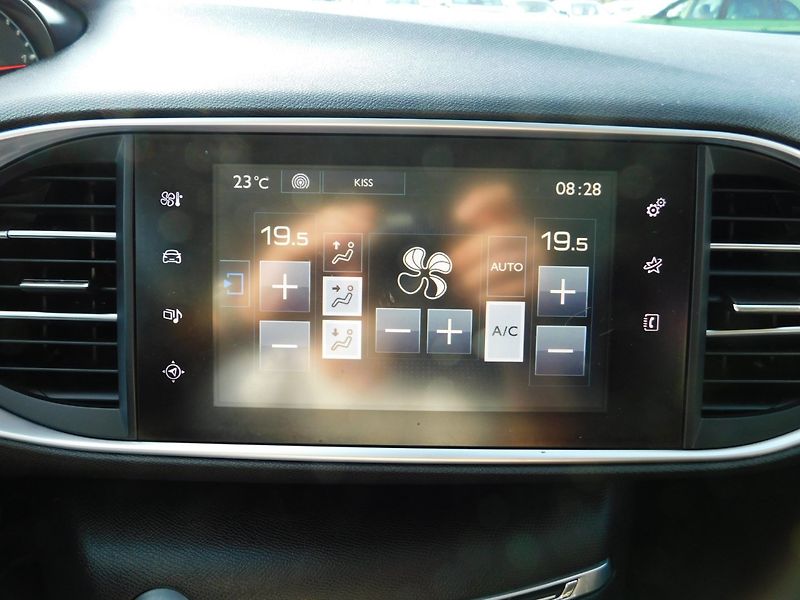 Peugeot 308 (2015) KOMBI 2.0 HDi - fotka 17 z 37