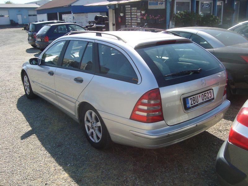Mercedes-Benz Třídy C (2003) 220CDI kombi - fotka 4 z 16