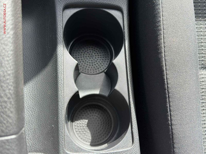 Volkswagen Jetta (2006) 1.6i, servis.kniha, AC - fotka 15 z 17