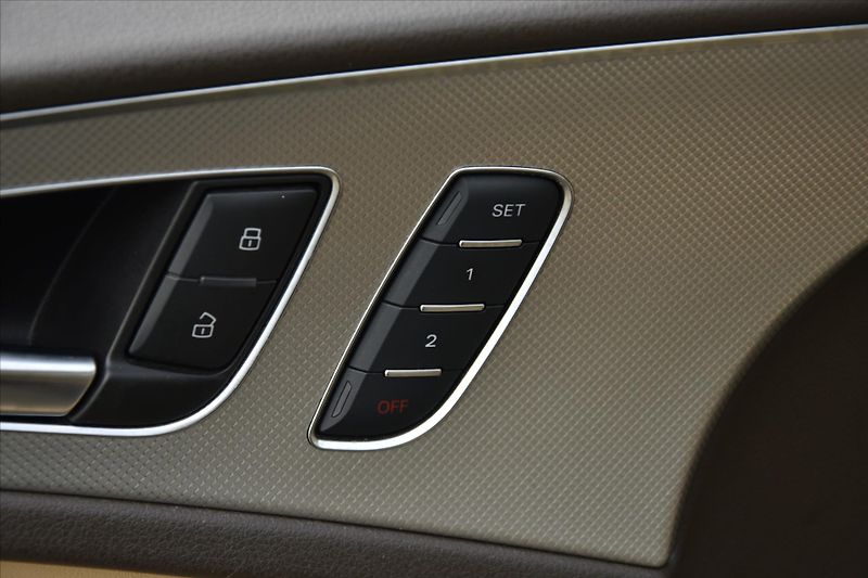 Audi A6 3.0TDI 180kW PLNÁ VÝBAVA ČR - fotka 25 z 31