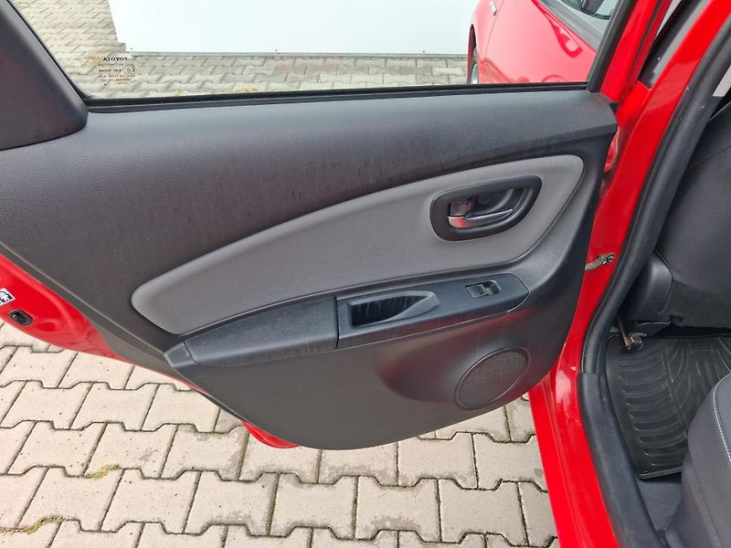 Toyota Yaris 1.5 HSD Trend - fotka 21 z 23