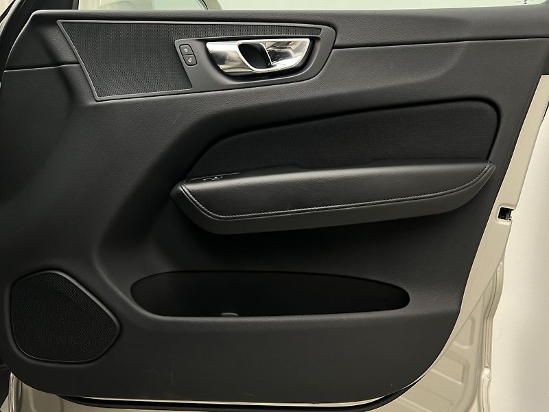 Volvo XC60 D4 AWD MOMENTUM AUT CZ - fotka 39 z 39