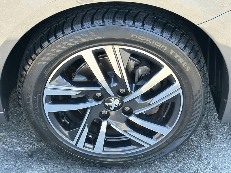 Peugeot 208 (2021) 1.2 PureTech ALLURE *AUTOMAT  - fotka 38 z 41