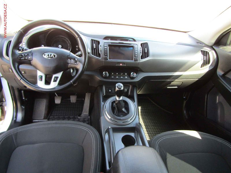 Kia Sportage (2012) 1.6 GDi, xenon, AC - fotka 8 z 21