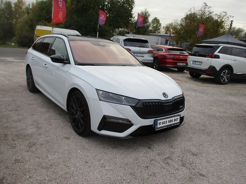 Škoda Octavia (2022) combi IV 2,0 RS - fotka 2 z 11