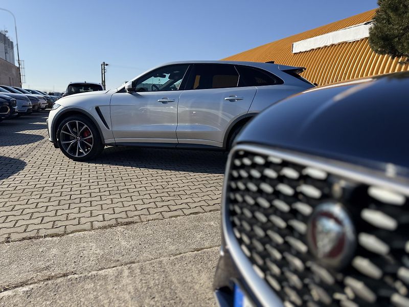 Jaguar F-Pace (2022) 5.0 SVR REZERVOVÁNO  - fotka 13 z 53