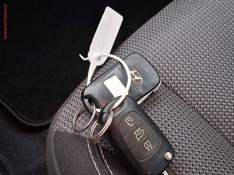 Hyundai i30 (2014) 1.6GDi, 1.maj,ČR, Výhř.sed. - fotka 16 z 16