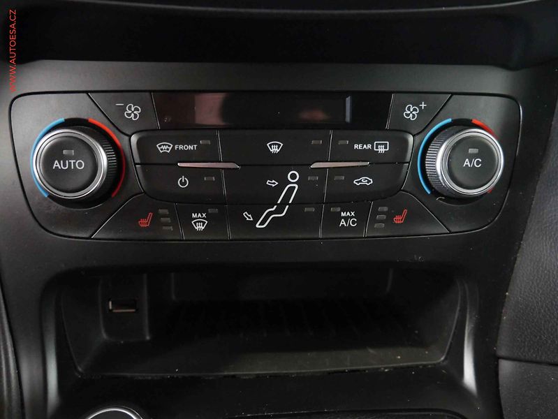 Ford Focus (2018) 1.5 TDCI, Klima - fotka 14 z 17